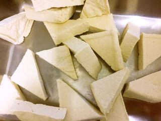 自制油豆腐,切成9块，每块一分为二切成三角形