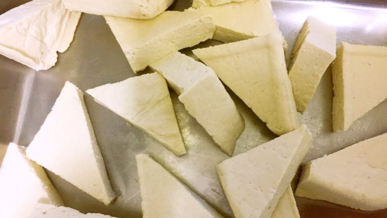 自制油豆腐,切成9块，每块一分为二切成三角形