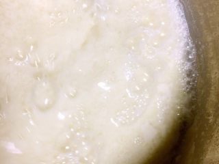 自制油豆腐,20分钟后豆浆已凝固用手抽把凝固的豆浆打散形成小颗粒状