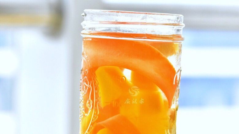果蔬养颜水,柠檬酸可以缓解肌肉紧张，消除累积的疲劳，适合一天结束时喝一杯。芒果和胡萝卜的水溶性膳食纤维可以预防便秘。