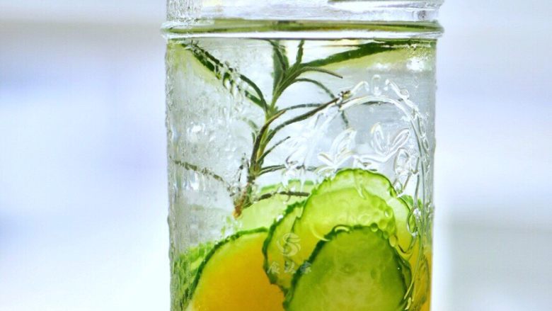 果蔬养颜水,迷迭香可以促进血液循环，预防黑眼圈。黄瓜的钾可以排掉代谢物质，使身体轻盈。
