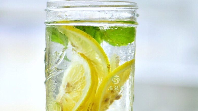 果蔬养颜水,柠檬和薄荷的钾可以帮助身体代谢，排出多余的水分，使身体恢复清爽。两种香气可以缓和生理期间的情绪不稳。（放置常温喝）