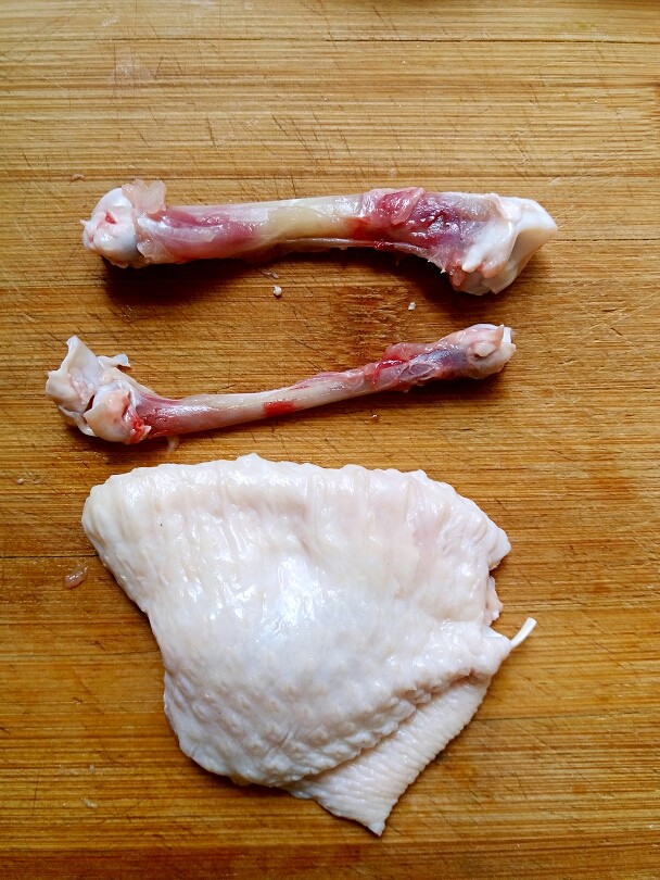 杂蔬酿鸡翅,鸡翅骨头就剔出了，每个鸡翅都把骨头剔出