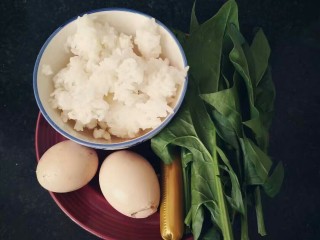 鸡蛋包饭,食材:山鸡蛋，米饭，火腿肠，菠菜。