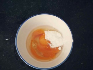鸡蛋包饭,鸡蛋打入碗中，放入玉米淀粉打散。