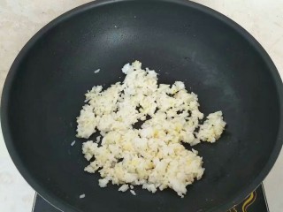 鸡蛋包饭,炒锅放入花生油，放入米饭中火翻炒。