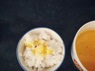鸡蛋包饭,蛋液过滤一遍，过滤出来的蛋液放入米饭中。