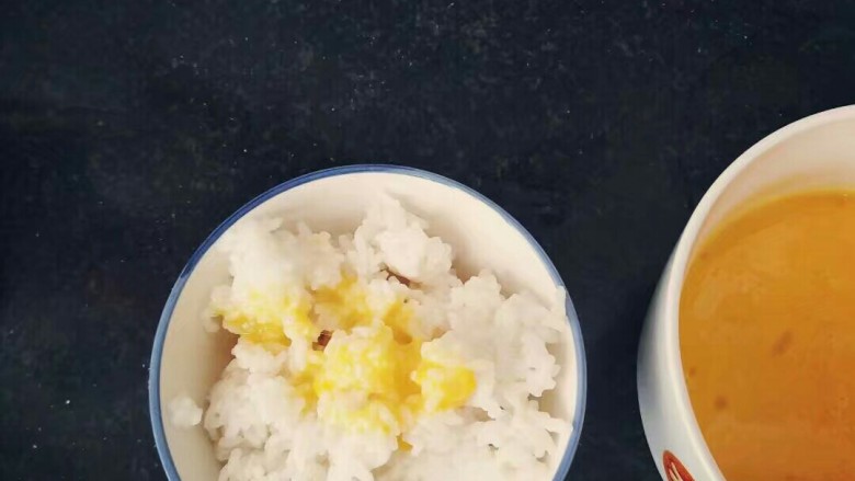 鸡蛋包饭,蛋液过滤一遍，过滤出来的蛋液放入米饭中。