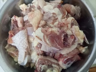居家版大盘鸡,鸡肉洗干净，切小块，切的稍微小点，好入味