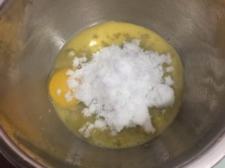 可露丽,另一个盆里，搅拌全部的鸡蛋、蛋黄和糖