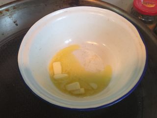 香草舒芙蕾,黄油隔水加热融化