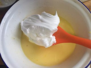 香草舒芙蕾,取一小部分蛋白霜加到蛋黄面糊中翻拌均匀