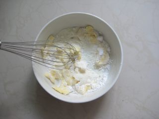 豆沙一口酥：零基础玩烘焙也不败的香酥小点,黄油室温软化，与糖粉、奶粉混合。