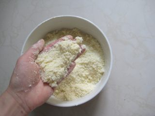 豆沙一口酥：零基础玩烘焙也不败的香酥小点,用双手轻轻的搓成松散状。