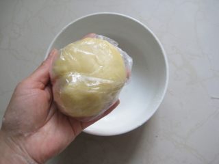 豆沙一口酥：零基础玩烘焙也不败的香酥小点,然后放入保鲜袋中，入冰箱冷藏1小时。
