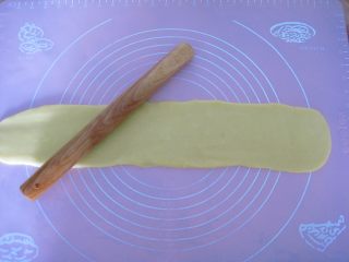 豆沙一口酥：零基础玩烘焙也不败的香酥小点,再擀成较厚的片。厚度约3mm.