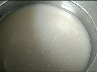 彩色猪皮冻,剩下的汤汁，加入适量盐。提前留出一部分，做后面的澄清“湖面”。