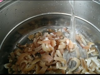彩色猪皮冻,二次入锅，倒入没过猪皮的清水。并放入适量十三香和姜片。