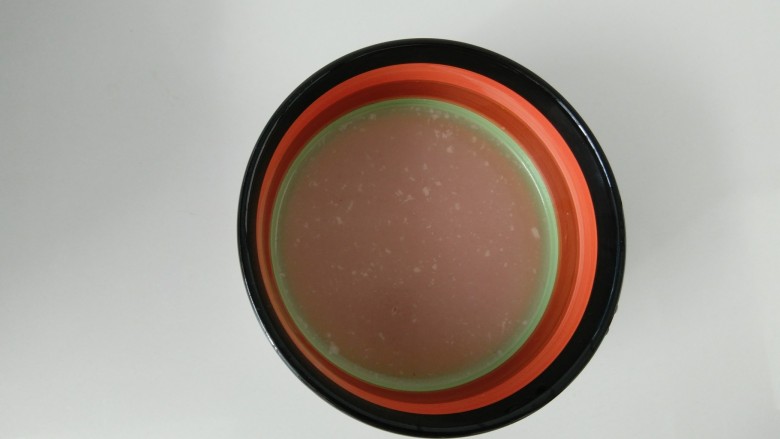 彩色猪皮冻,这是我提前留的小半碗，步骤7的汤汁。