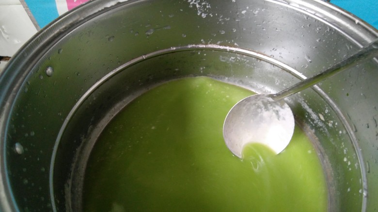 彩色猪皮冻,煮好后，放进一个碗里，也是放入冰箱冷藏，做绿色水草。