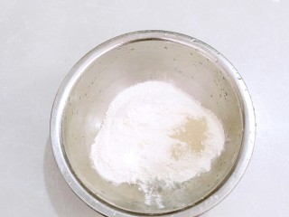早餐油条,面粉中放入盐，泡打粉，发酵粉拌匀。