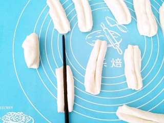 早餐油条,用筷子在中间压一个线，不能压断，中间是连着的。
