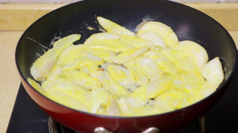 蛋黄煎杏鲍菇,中小火慢慢煎至杏鲍菇变为黄色