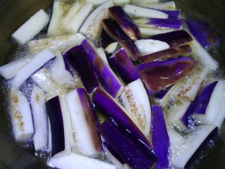 鱼香茄子煲,锅内加足量的油，茄子放进去高温油炸