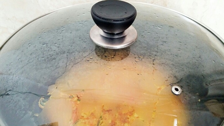 黄金田园菜饼,翻面后在盖上锅盖。