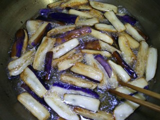 鱼香茄子煲,备料的同时注意看好锅中的茄子，不时要用筷子翻动以保茄子均匀受热
