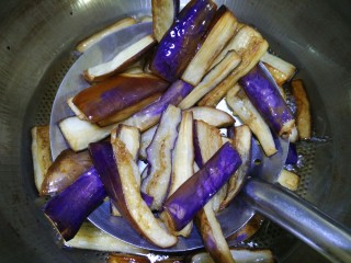 鱼香茄子煲,待茄子变软，转小火，滤油捞起