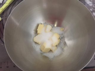 奥利奥牛油果磅蛋糕,黄油软化到可以轻易按下的程度，加入1/2细砂糖，用电动打蛋器中高速打发黄油