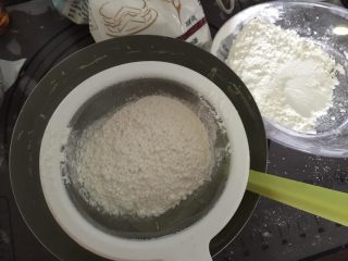 奥利奥牛油果磅蛋糕,筛入提前准备好的混合粉类