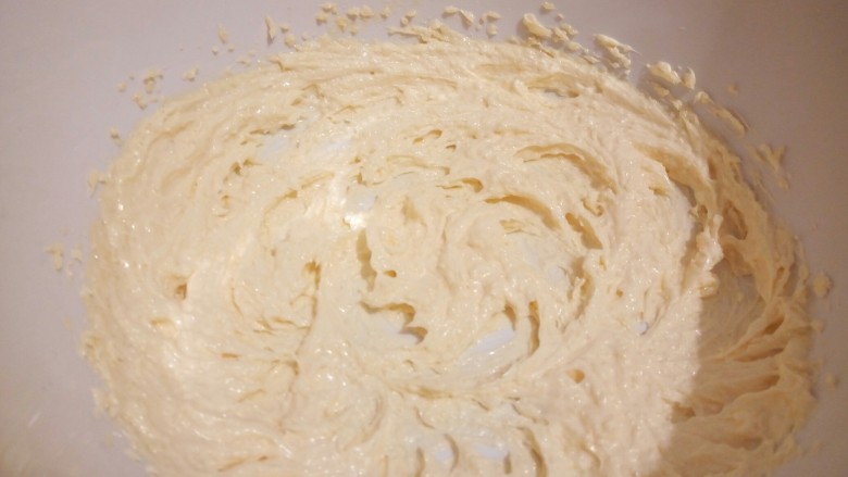 #甜味#大理石花纹曲奇,用打蛋器搅打至体积膨松。