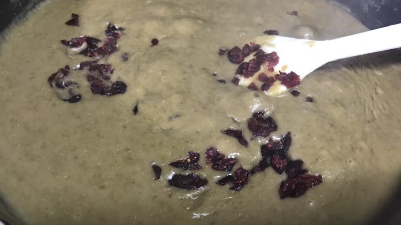豆沙糕,绿豆煮熟后沥干水份入搅拌机打碎成泥加入黄油、白砂糖、蔓越莓干中小火开始不停的搅拌