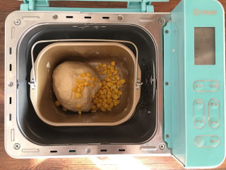 面包机版玉米吐司,有果料提示音时放入准备好的玉米粒。