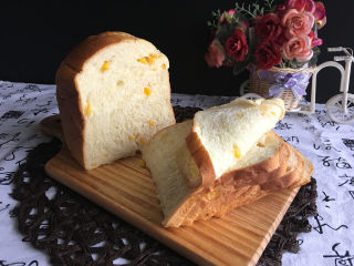 面包机版玉米吐司,面包很柔软。
