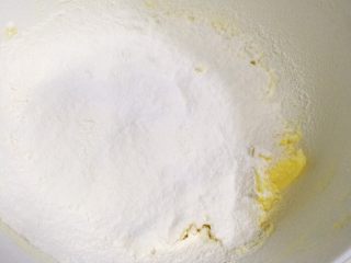 柠檬饼干,筛入低筋面粉。