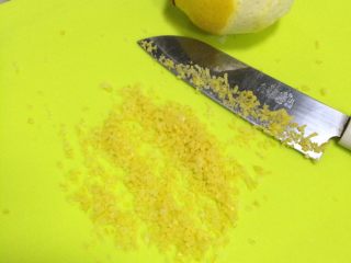 柠檬饼干,把柠檬用盐搓洗干净，把皮削下来，皮内白色的部分去掉，只留黄色皮的部分切成屑。