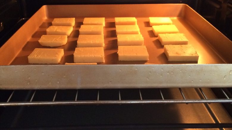 柠檬饼干,放入预热好的烤箱中层，175度约烤15分钟，待饼干表面微微金黄色即可出炉。