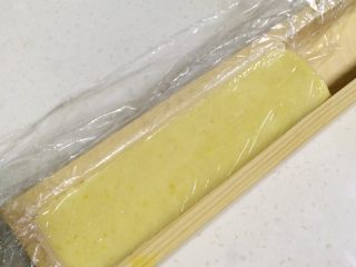 柠檬饼干,放入模具整形，入冰箱冷冻一个半小时，直至把面团冻得坚硬。