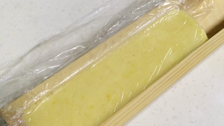 柠檬饼干,放入模具整形，入冰箱冷冻一个半小时，直至把面团冻得坚硬。