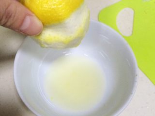 柠檬饼干,挤出15克的柠檬汁。