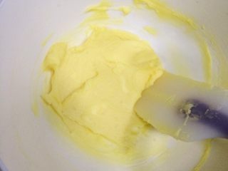 柠檬饼干,用刮刀翻拌均匀，使糖粉、盐和黄油混合均匀，不需要打发。