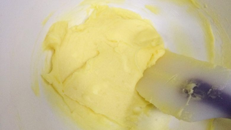 柠檬饼干,用刮刀翻拌均匀，使糖粉、盐和黄油混合均匀，不需要打发。