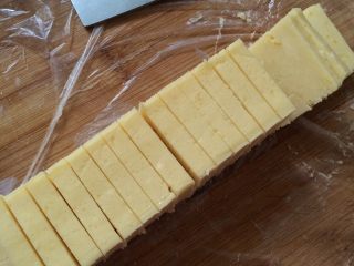 柠檬饼干,冷冻完毕后取出切块，切成5毫米的片状。