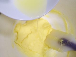 柠檬饼干,柠檬汁分两次加入，加入一次翻拌均匀后再加入下一次柠檬汁的量。