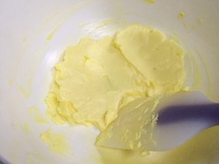 柠檬饼干,用刮刀按压翻拌黄油至顺滑。