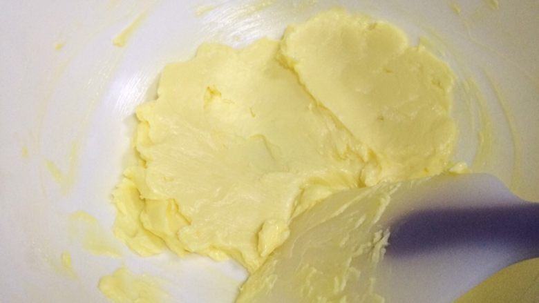 柠檬饼干,用刮刀按压翻拌黄油至顺滑。