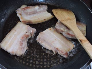 爌肉饭,--
三层肉下锅稍微炒出油后
加入姜片,蒜苗,煸出香味
观察猪肉表面微焦时